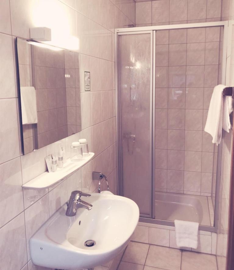Gasthof Wilhelm Tell Fremdenzimmer Zirndorf Esterno foto